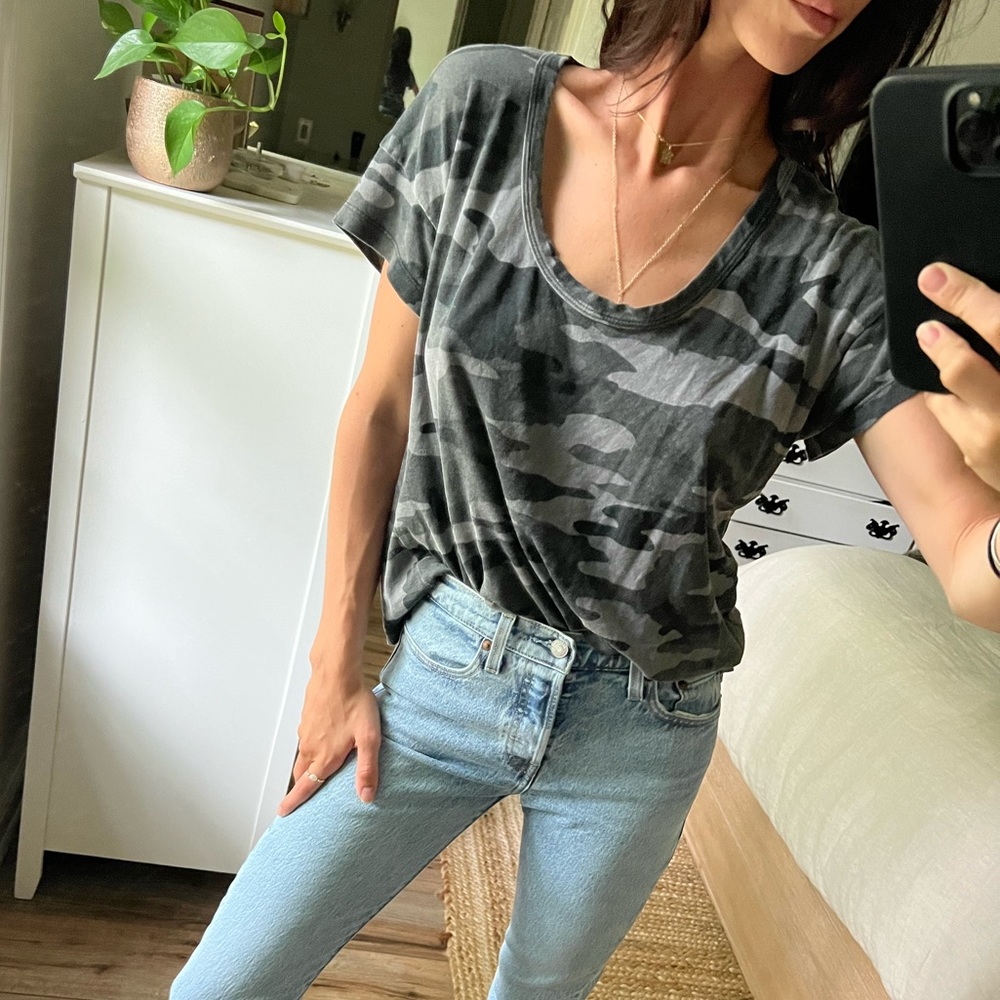 Scoop neck camo tee